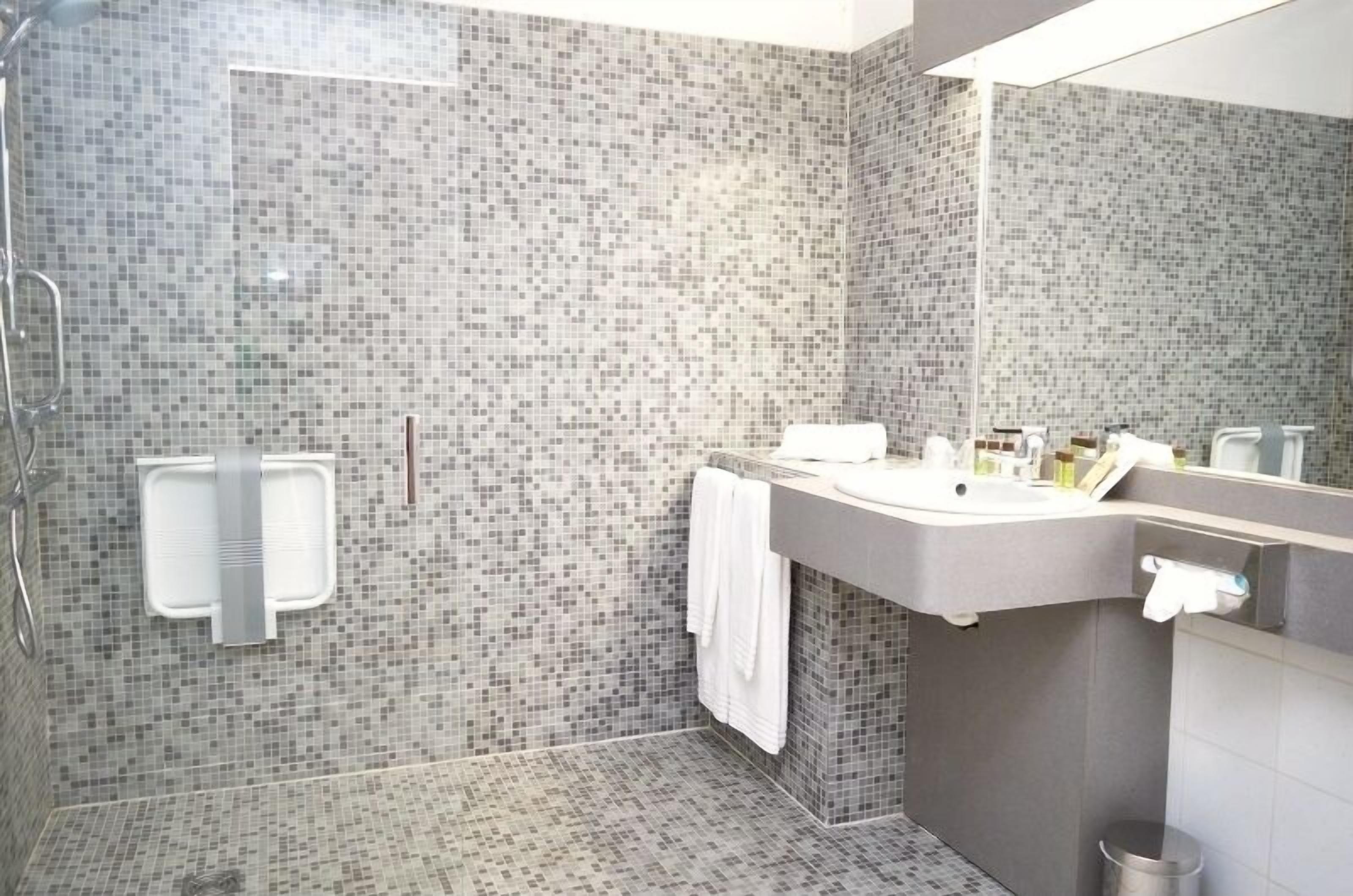 standard twin room | bathroom | combined shower/bathtub, free toiletries, hair dryer, towels