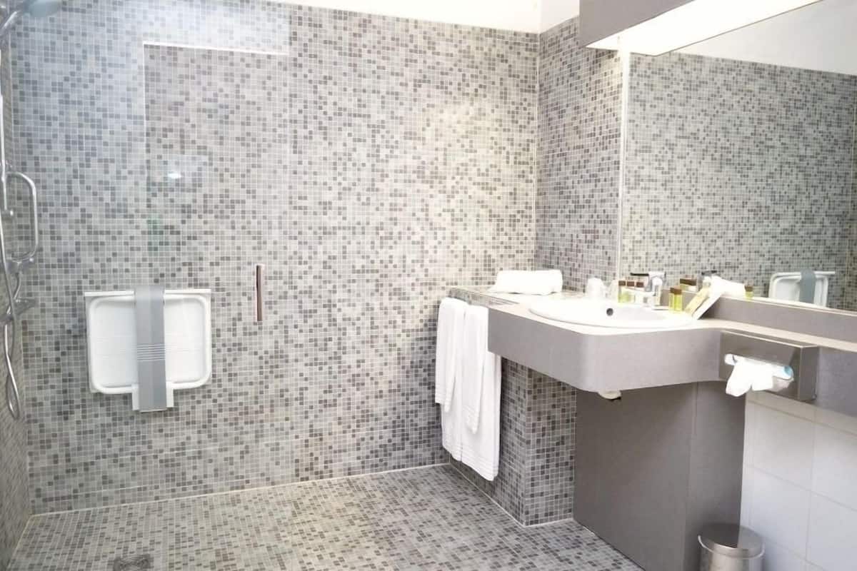 standard twin room | bathroom | combined shower/bathtub, free toiletries, hair dryer, towels