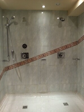 Chambre Quadruple | Douche de la salle de bain