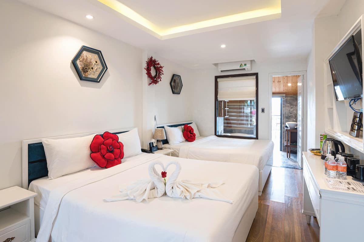 Quadruple Room | Minibar, in-room safe, desk, soundproofing
