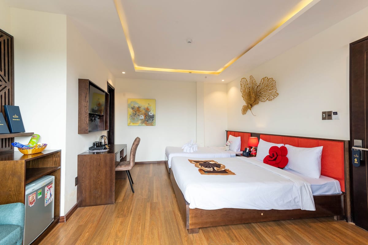 Triple Room | Minibar, in-room safe, desk, soundproofing