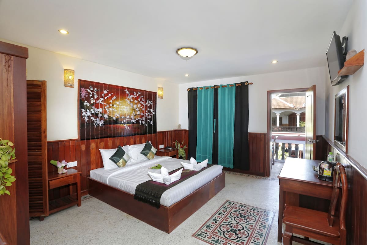 Deluxe Double Room | Minibar, in-room safe, desk, rollaway beds