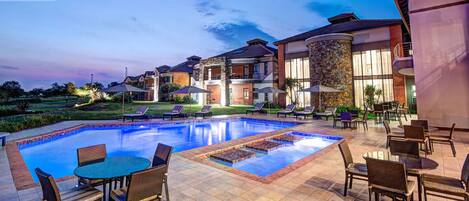 2 útilaugar, sólhlífar, sólstólar