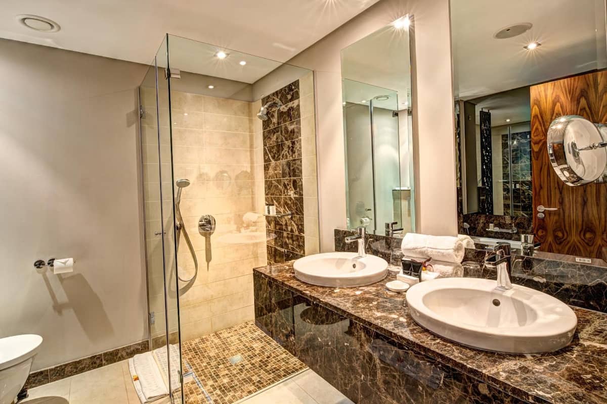 combined shower/bathtub, deep-soaking bathtub, free toiletries