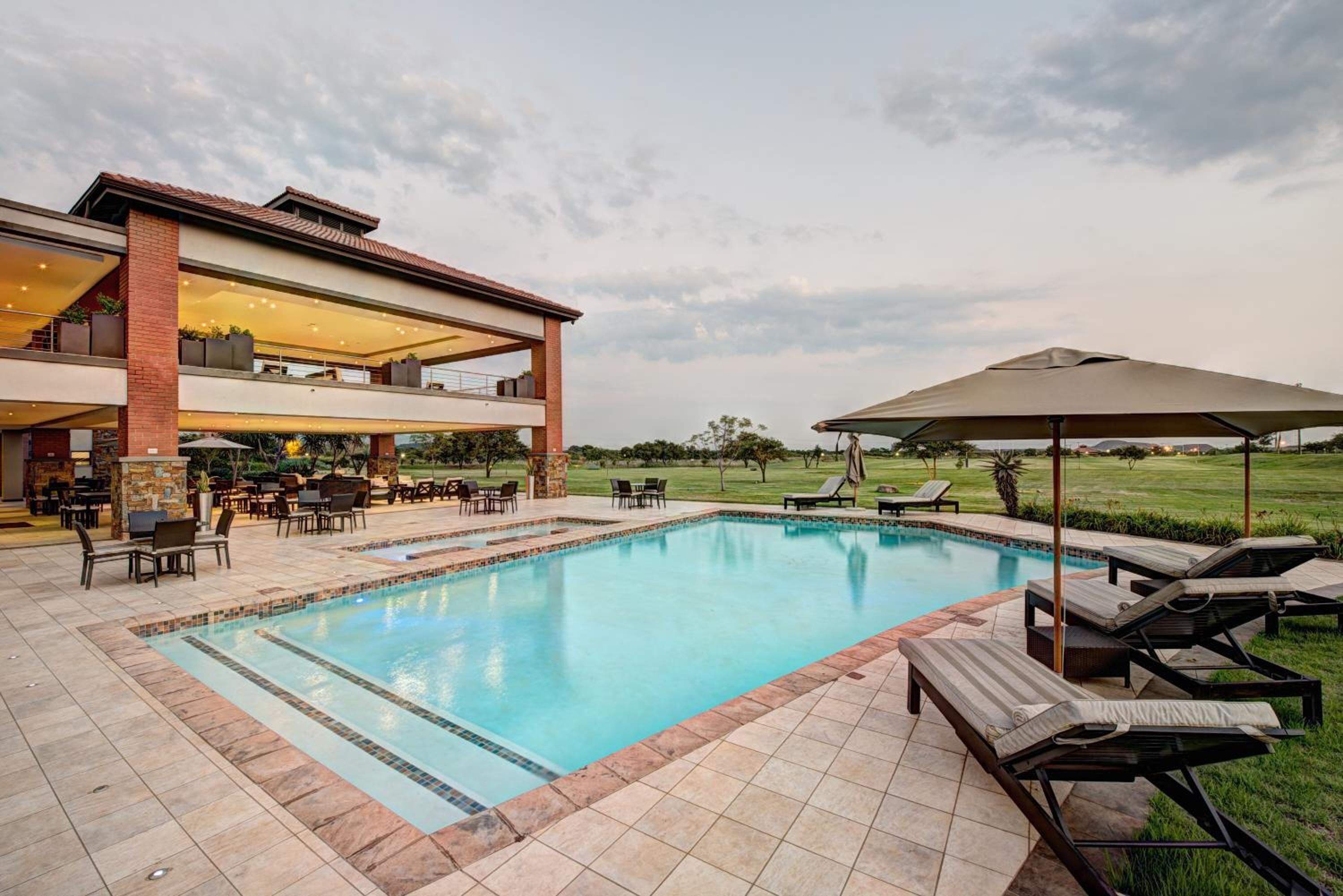 2 Außenpools, Sonnenschirme, Liegestühle