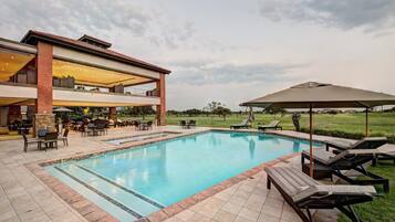 2 utomhuspooler, parasoller och solstolar