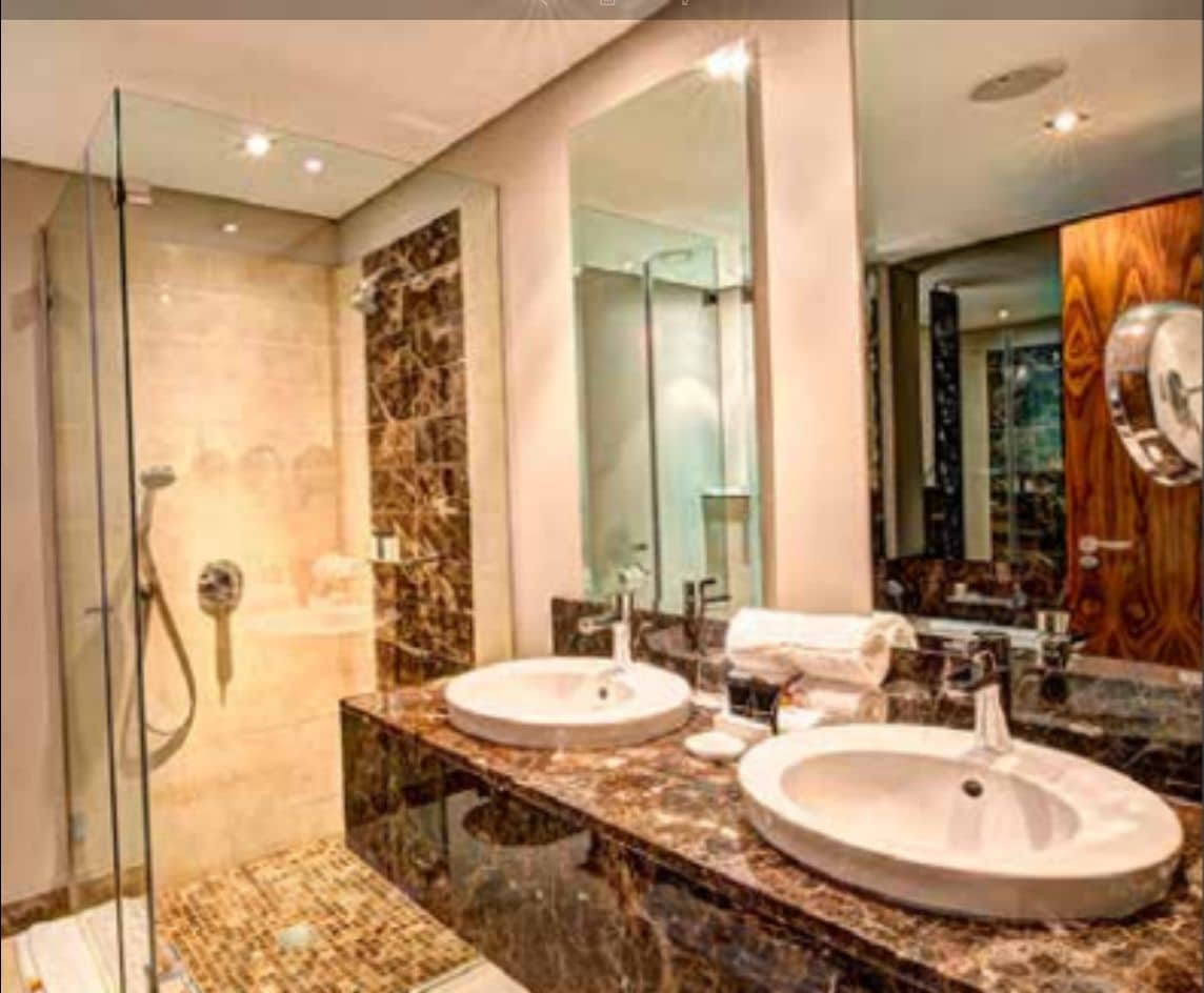 combined shower/bathtub, deep-soaking bathtub, free toiletries