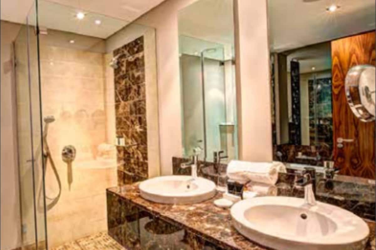 combined shower/bathtub, deep-soaking bathtub, free toiletries