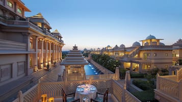 Breakfast, lunch, dinner served; international cuisine, alfresco dining