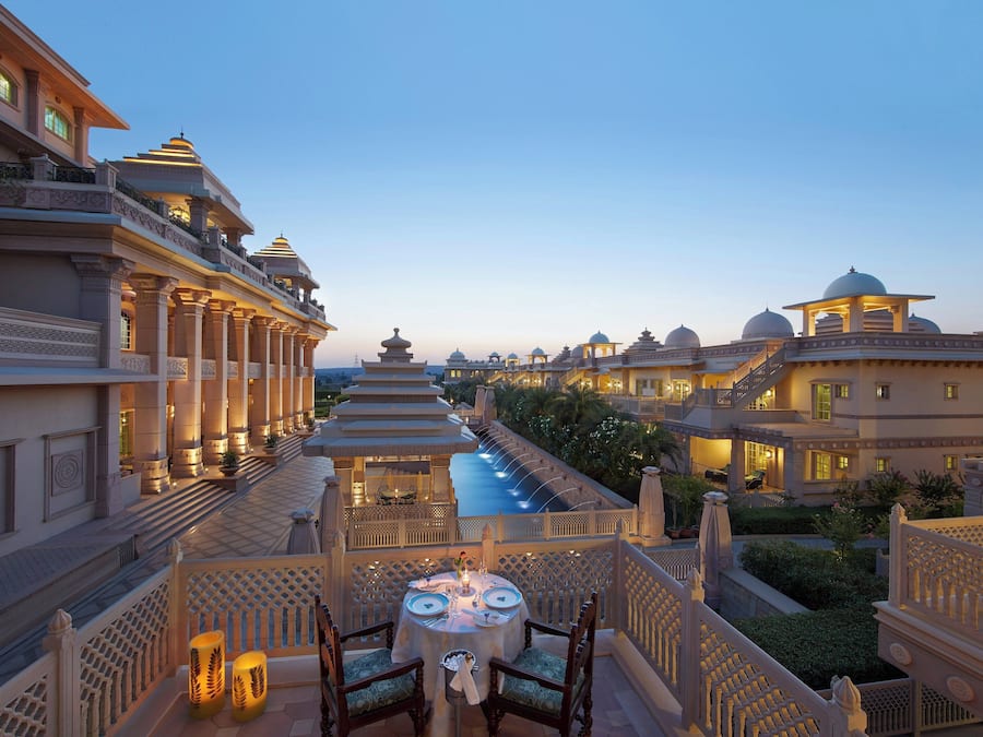 Serveert ontbijt, lunch, diner, internationale gerechten, buitendiner