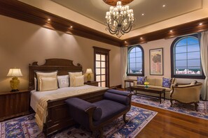 Hochwertige Bettwaren, Zimmersafe, Schreibtisch, Verdunkelungsvorhänge