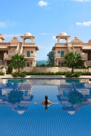 Outdoor pool, pool umbrellas, sun loungers - ITC Grand Bharat, a Luxury Collection Retreat, Gurgaon (Taoru)