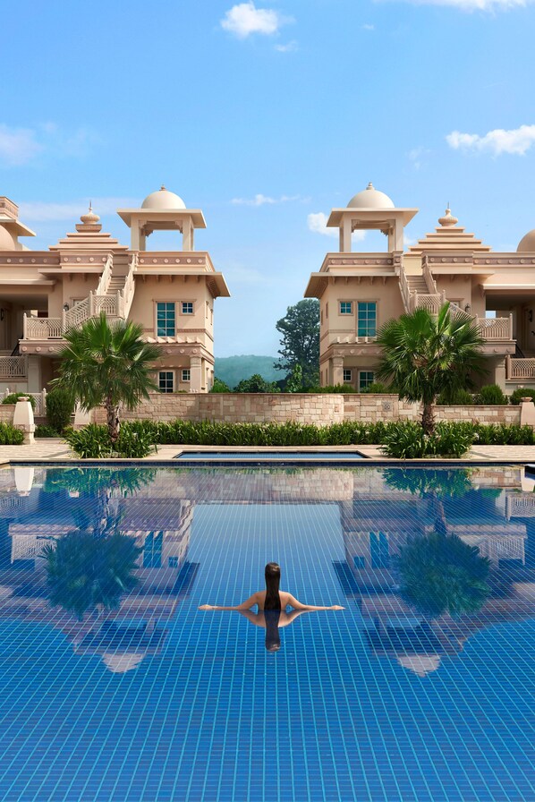 Außenpool, Sonnenschirme, Liegestühle