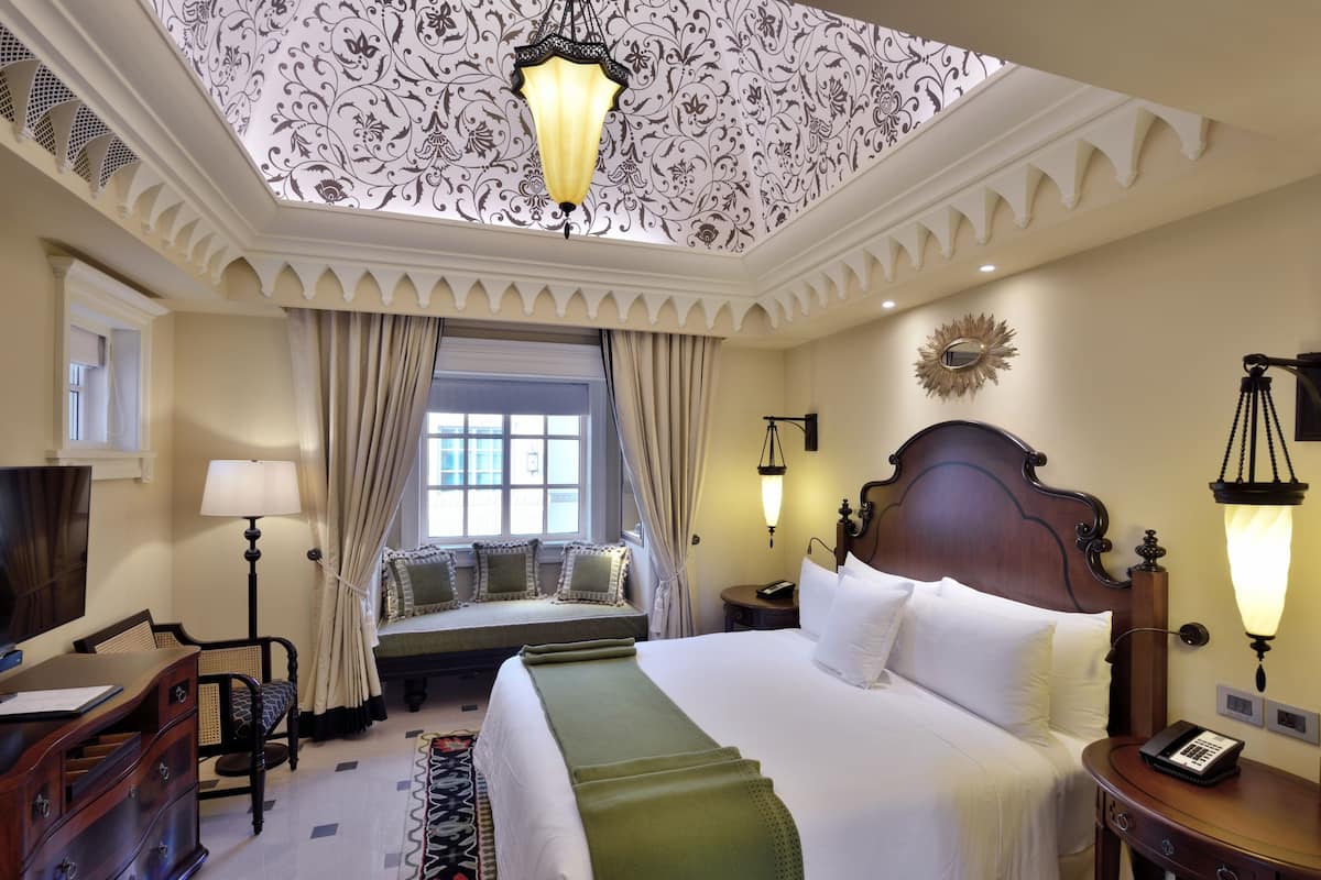 1 Schlafzimmer, hochwertige Bettwaren, Zimmersafe, Schreibtisch
