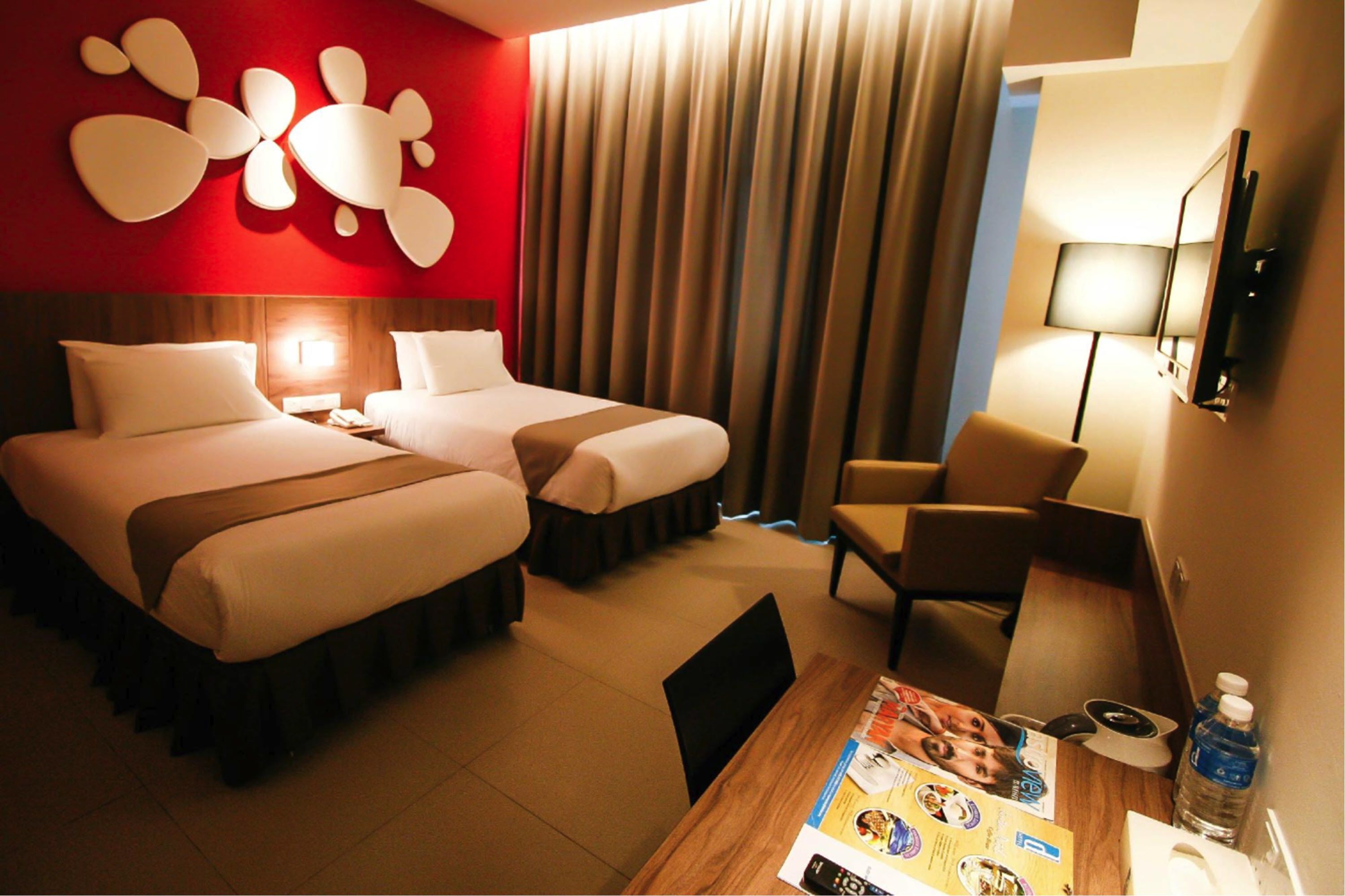 Meja, katil lipat simpan/tambahan, Wi-fi percuma, cadar katil 