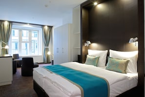 Desk, soundproofing, free WiFi, bed sheets