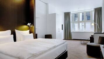 Een bureau, geluiddichte muren, gratis wifi, beddengoed