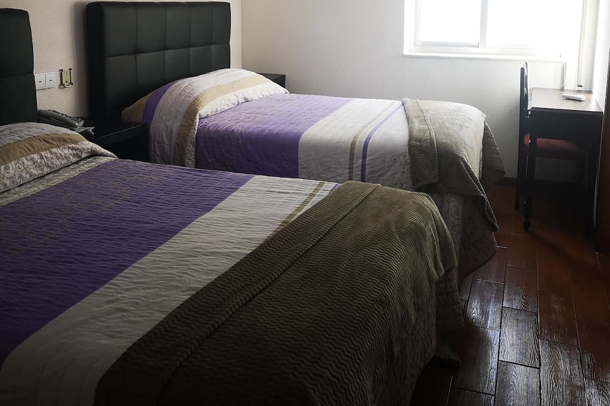 Escritorio, cunas gratuitas, wifi gratis y ropa de cama