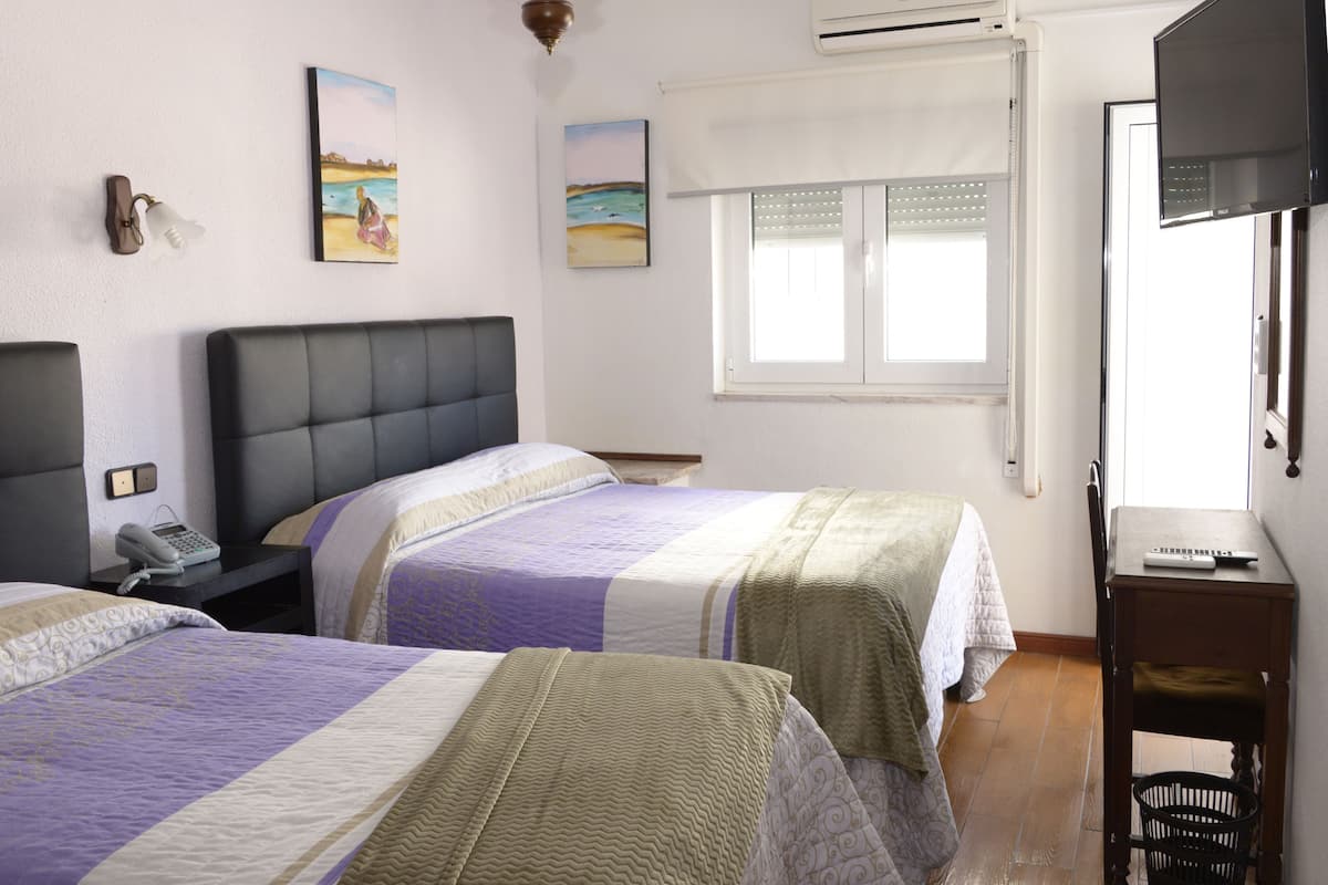 Escritorio, cunas gratuitas, wifi gratis y ropa de cama