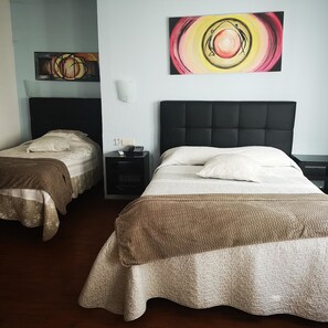 Triple Room | Desk, free cribs/infant beds, free WiFi, bed sheets - Hotel 4 Estações (Chaves)