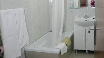 Een bad, gratis toiletartikelen, een haardroger, een bidet