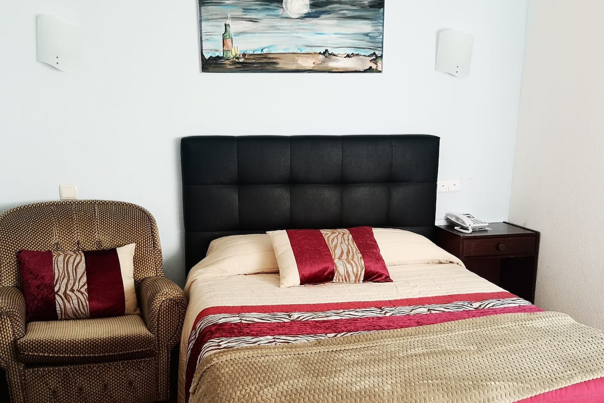 Chambre Double | Bureau, lits bébé (gratuits), Wi-Fi gratuit, draps fournis