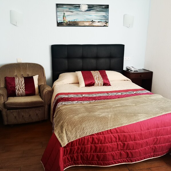 Double Room | Desk, free cots/infant beds, free WiFi, bed sheets