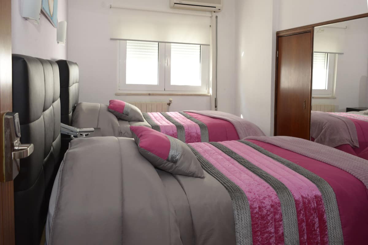 Bureau, lits bébé (gratuits), Wi-Fi gratuit, draps fournis