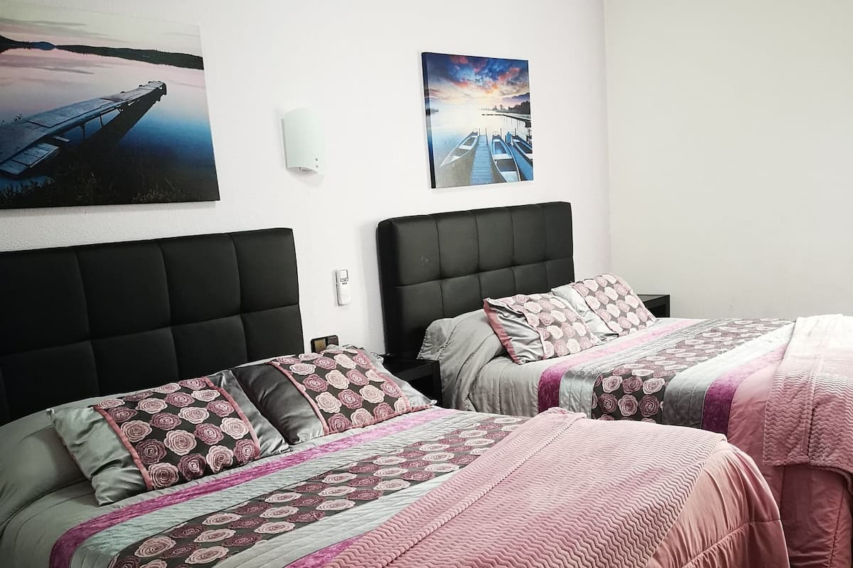Chambre Familiale | Bureau, lits bébé (gratuits), Wi-Fi gratuit, draps fournis