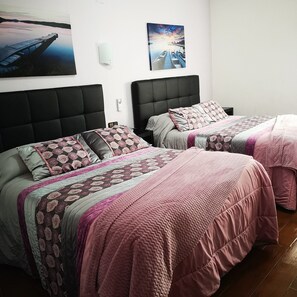 Habitación familiar | Escritorio, cunas gratuitas, wifi gratis y ropa de cama