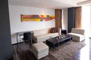 Suite | Área de sala de estar | Televisión LED de 32 pulgadas con canales digitales y televisión 