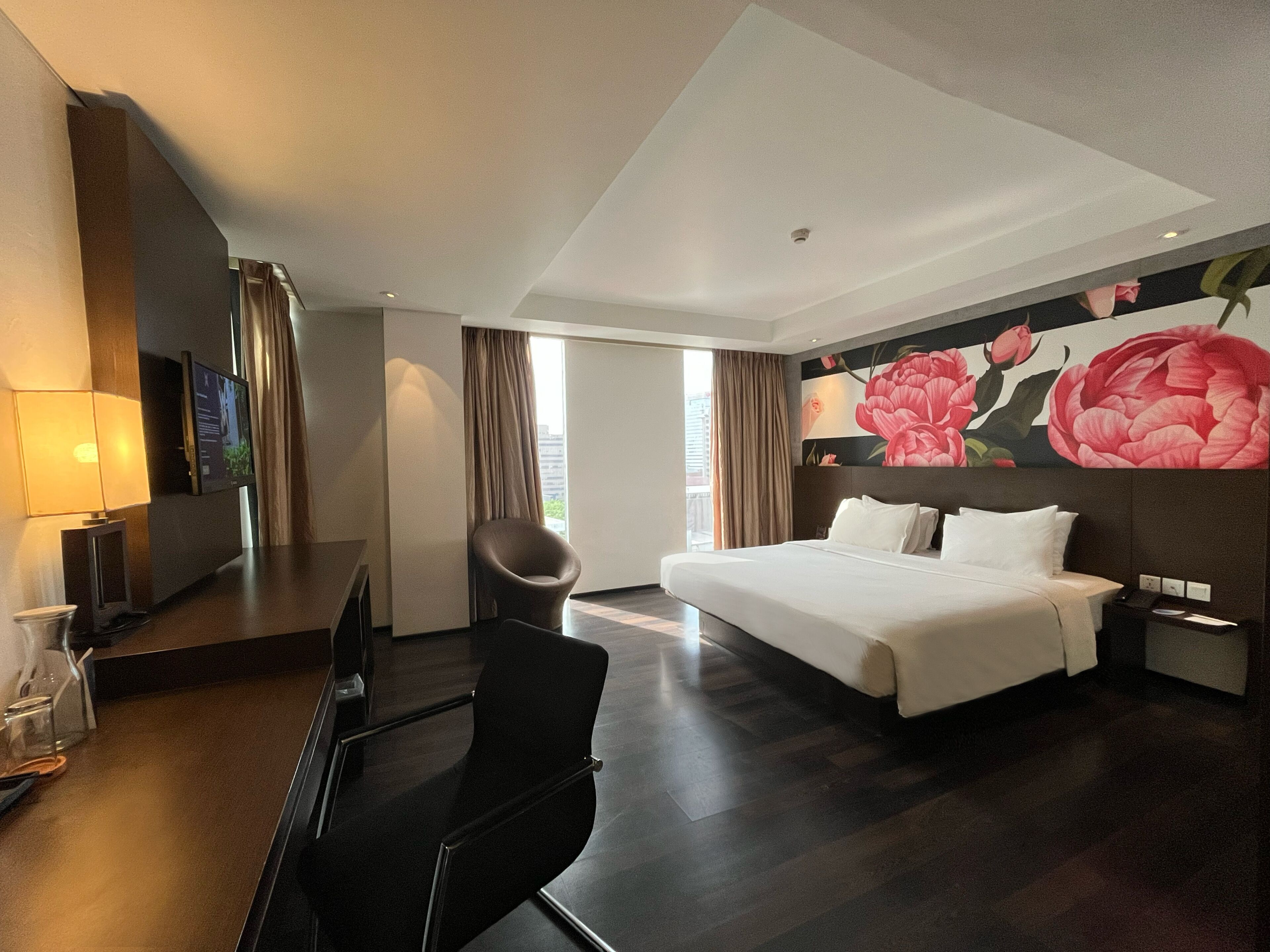 Grand Deluxe Room | Minibar, in-room safe, desk, blackout drapes