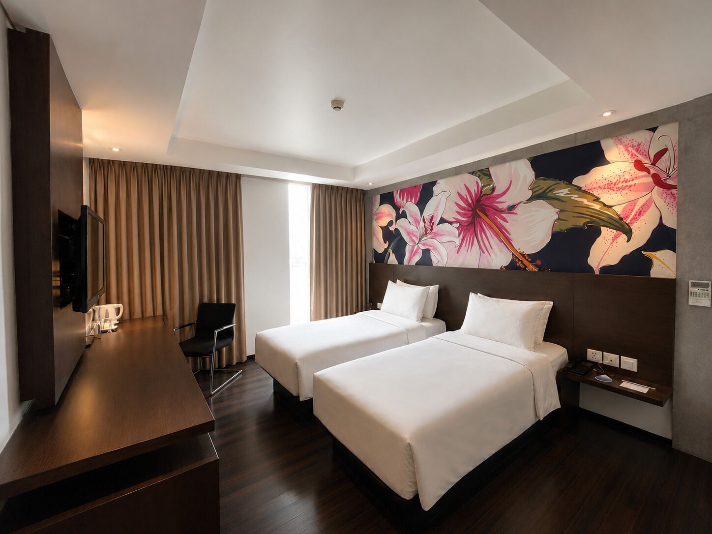 Deluxe Twin kamer | Een minibar, een kluis op de kamer, een bureau, verduisterende gordijnen
