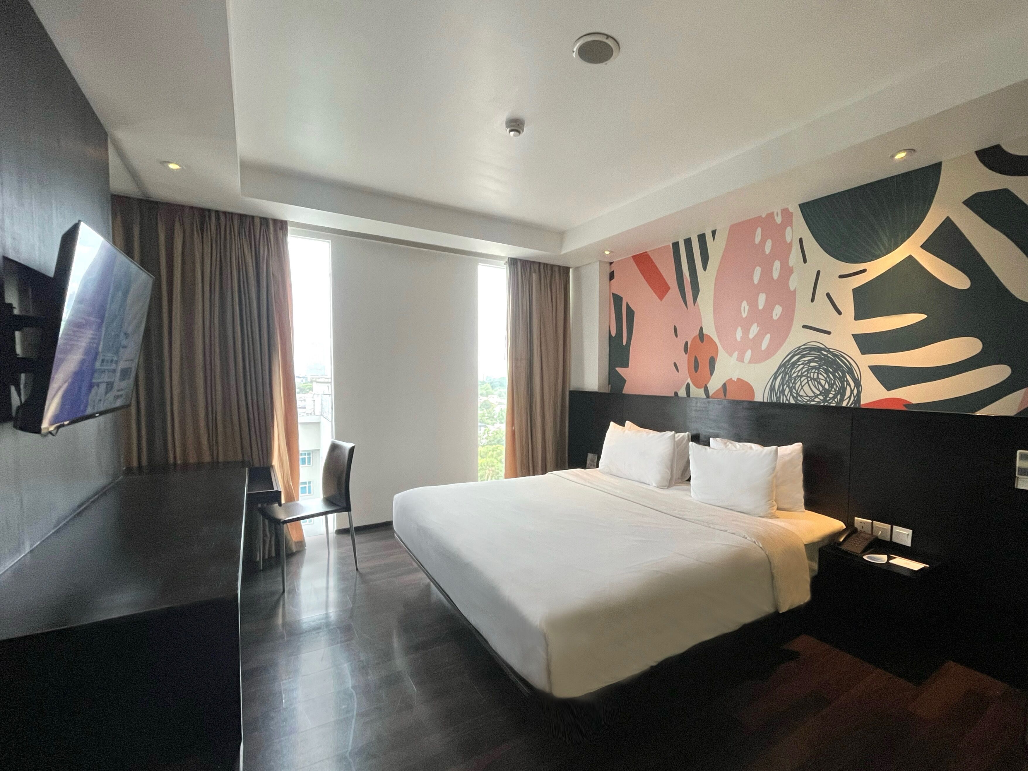 Deluxe Double Room | Minibar, in-room safe, desk, blackout drapes