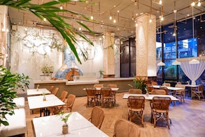 Se sirven almuerzos y cocina italiana