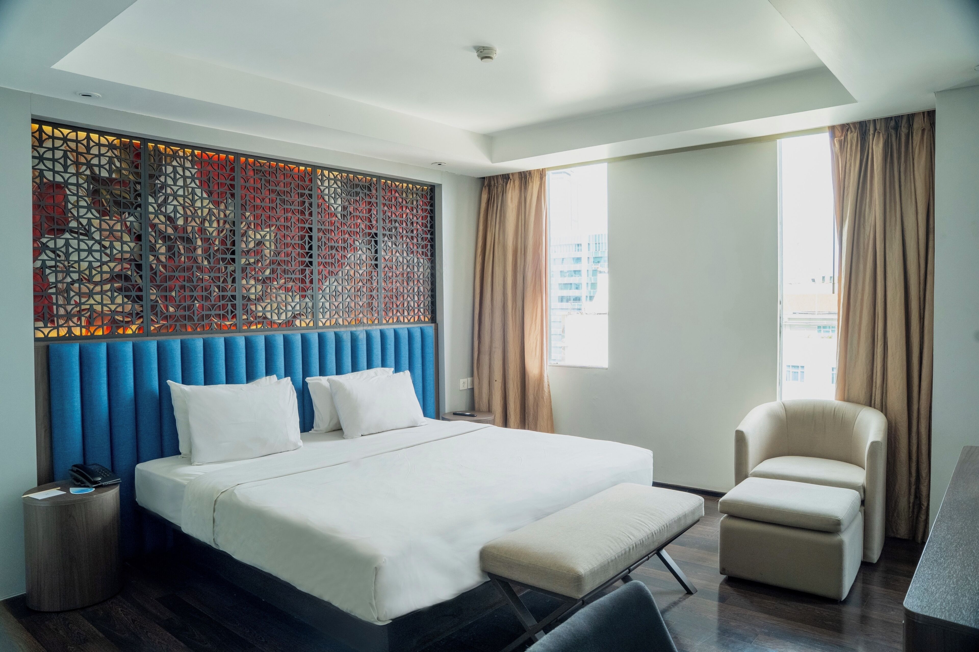 Premier Room, 1 Double Bed | Minibar, in-room safe, desk, blackout drapes