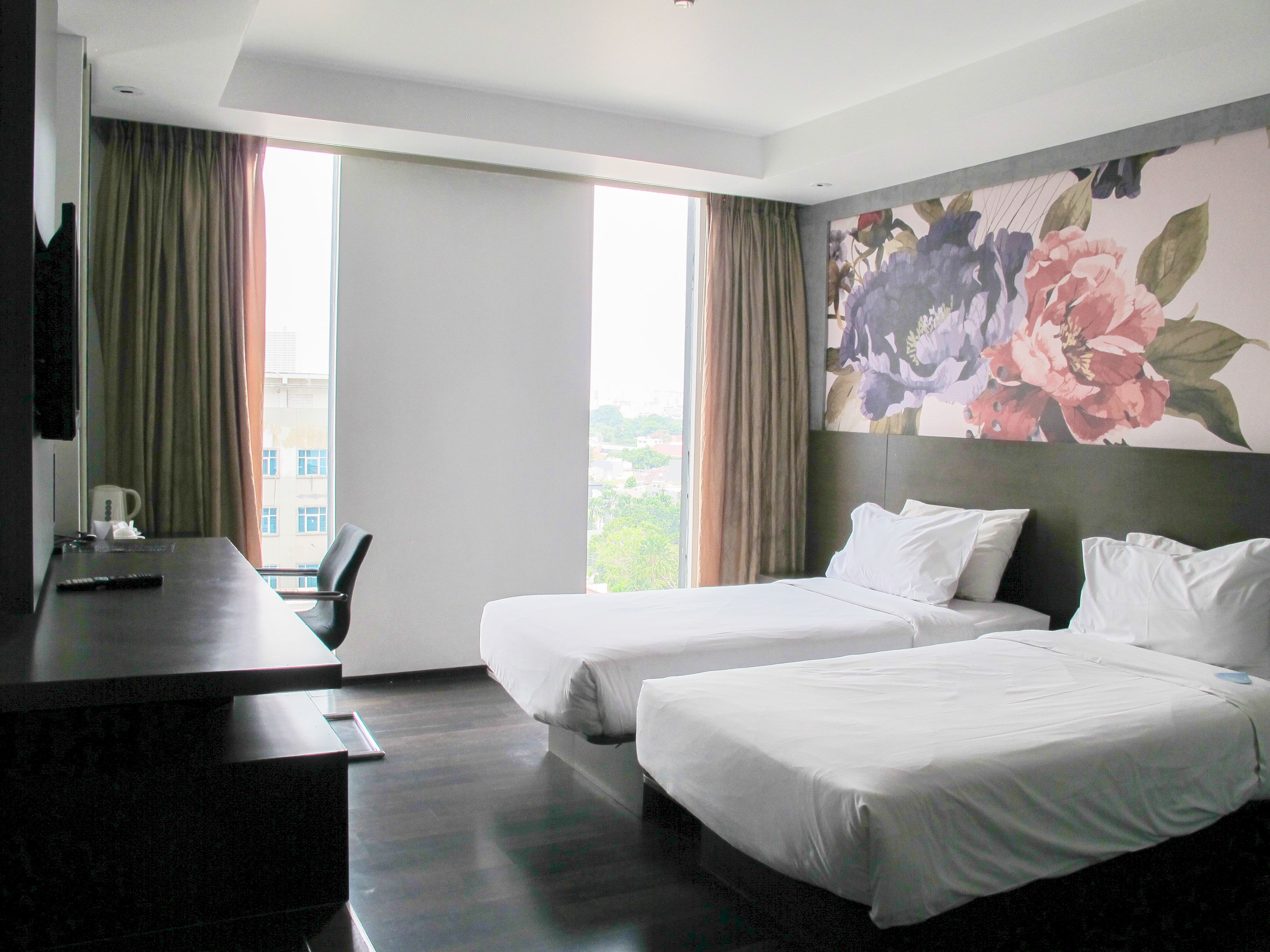 Bar mini, peti besi dalam bilik, meja, langsir/tirai gelap terus 