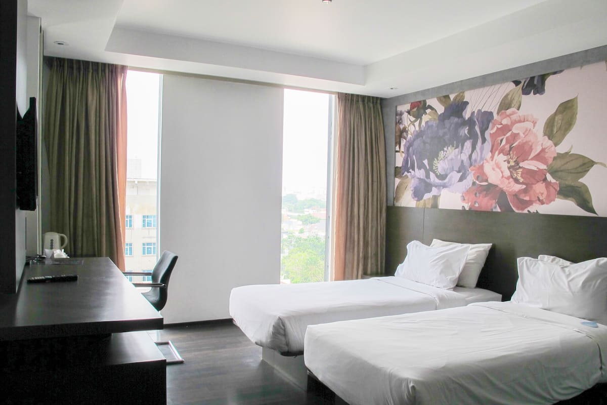 Minibar, brankas, meja kerja, dan tirai kedap cahaya