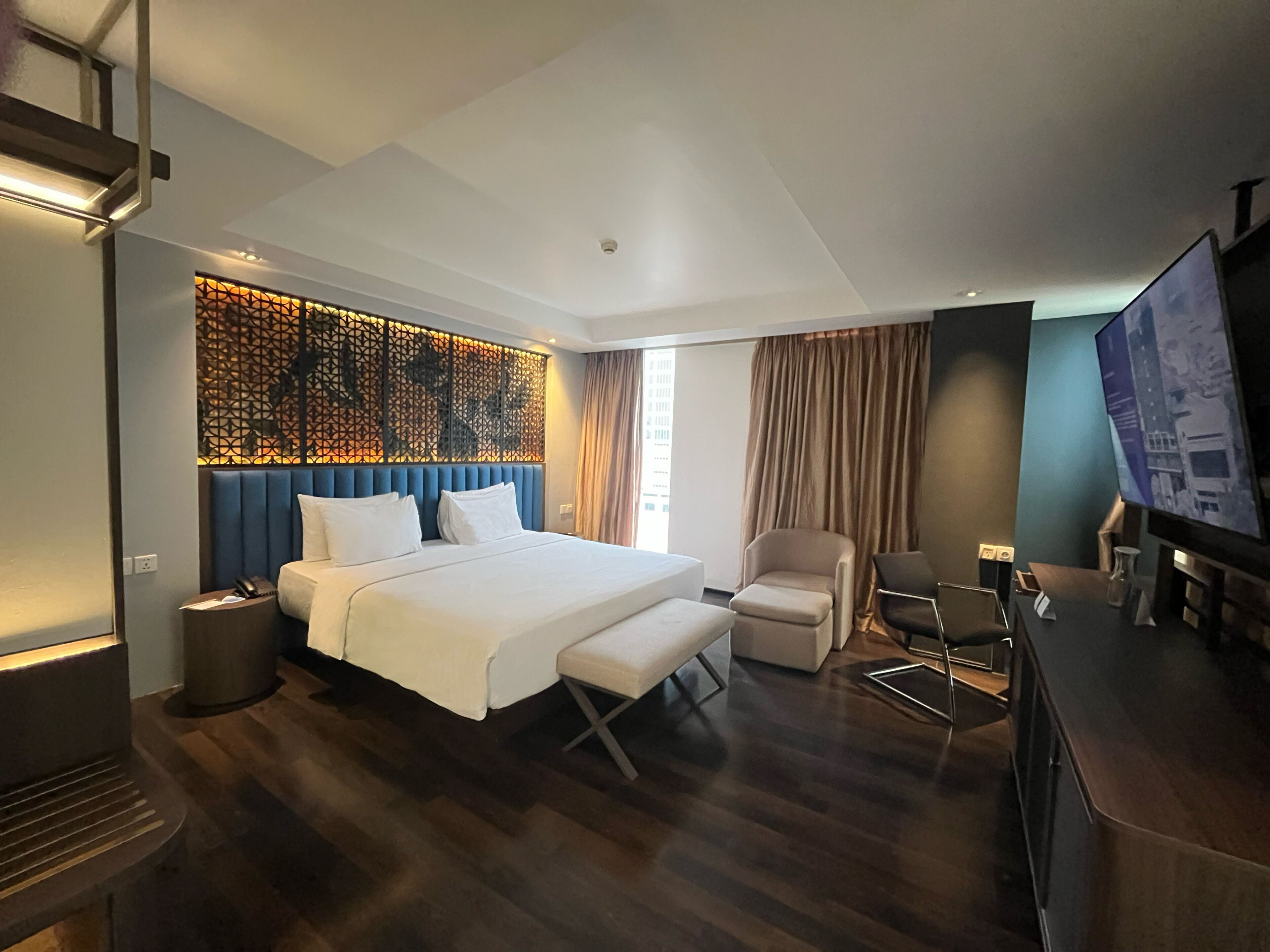 Grand Premier | Minibar, in-room safe, desk, blackout drapes