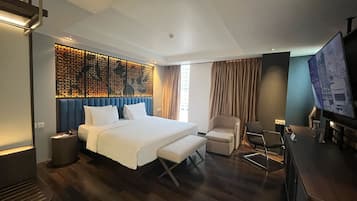 Minibar, caja de seguridad en la habitación y escritorio