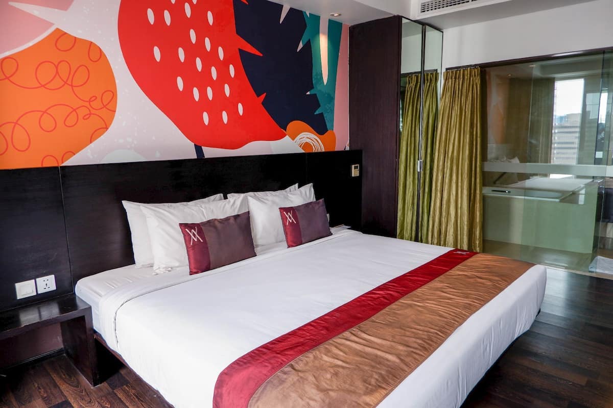 Suite | Minibar, in-room safe, desk, blackout drapes