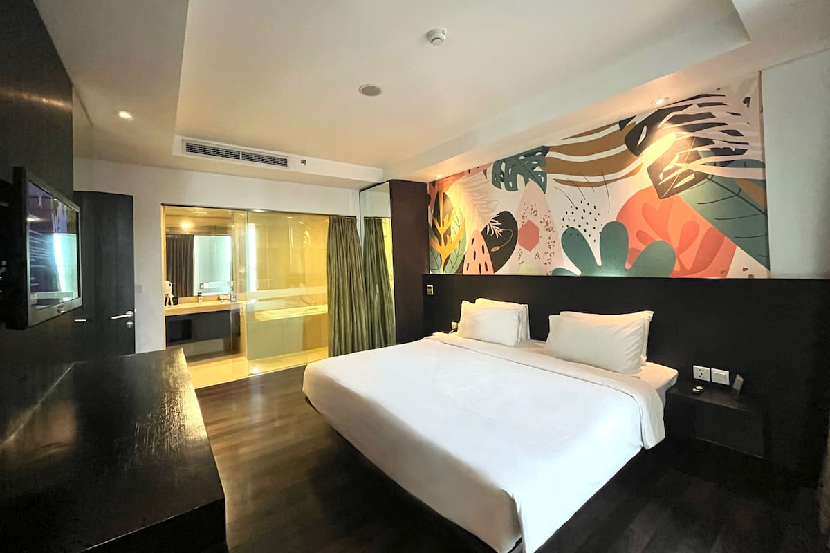 Suite | Minibar, brankas, meja kerja, dan tirai kedap cahaya