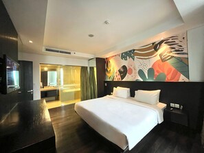 Suite | Minibar, caja fuerte, escritorio y cortinas opacas