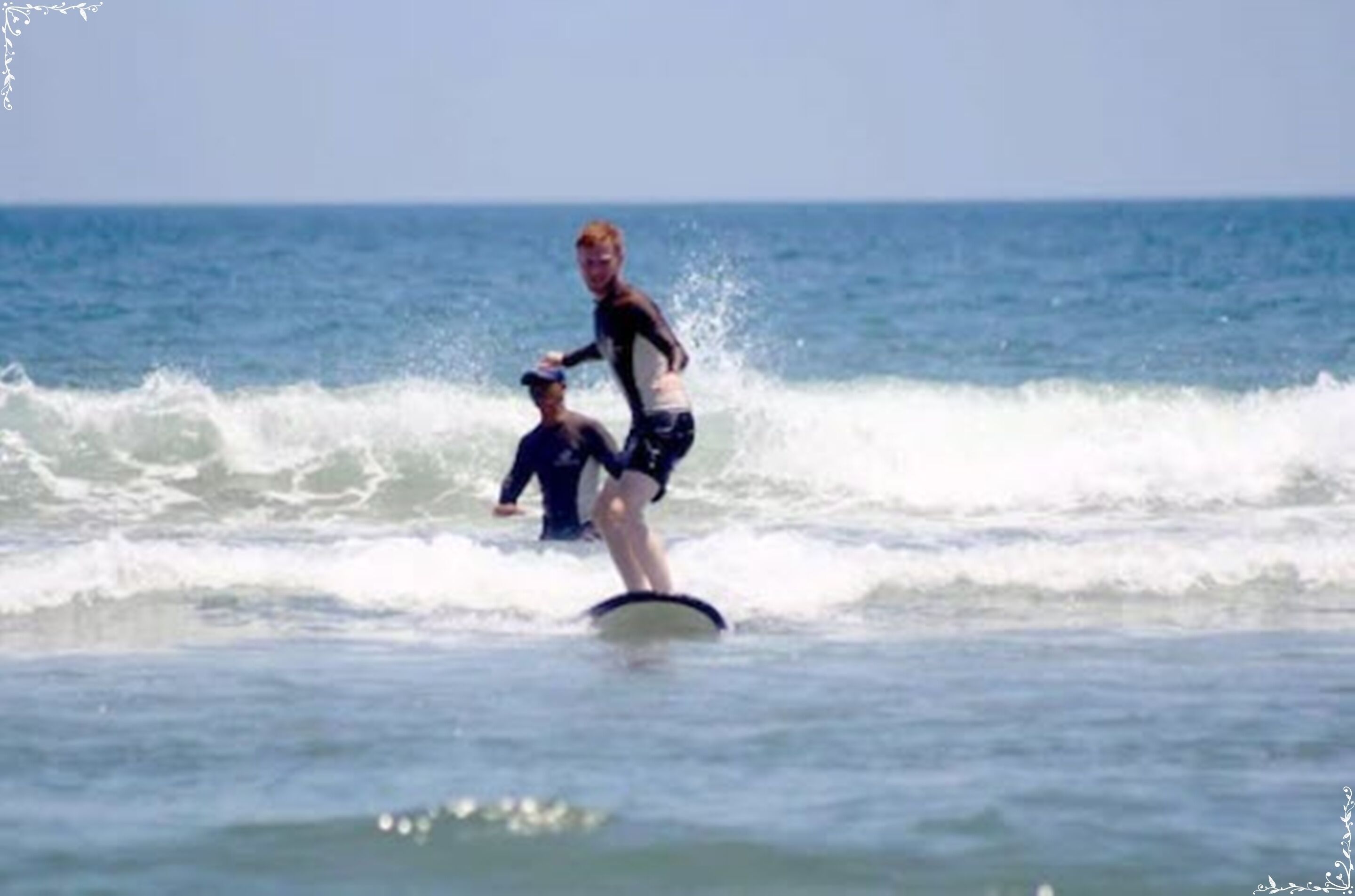 Eine Person surft auf einer Welle im Ozean.