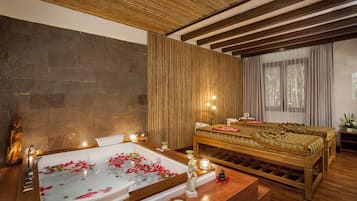 Espace de soins pour les couples, bain Ă remous, soins corporels