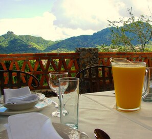 Outdoor dining - La Villa Bonita Culinary Vacation (Tepoztlán)
