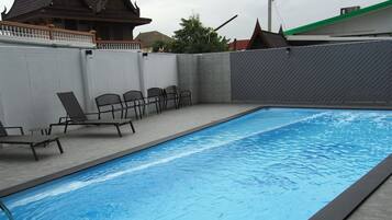 Una piscina al aire libre