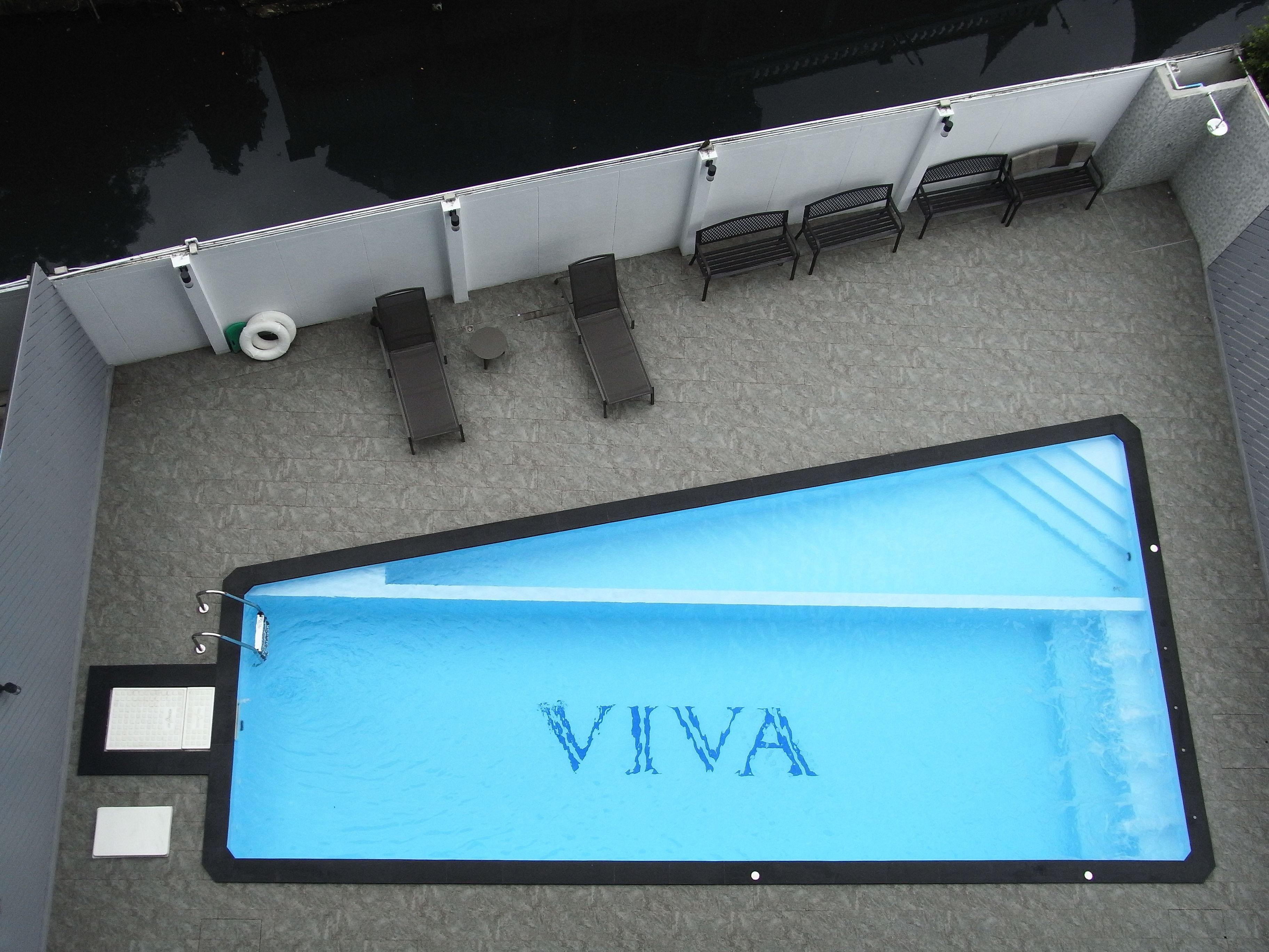 สระว่ายน้ำกลางแจ้ง