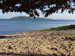 On the beach, free beach cabanas - Jinta Beach Bungalow (Koh Samui)