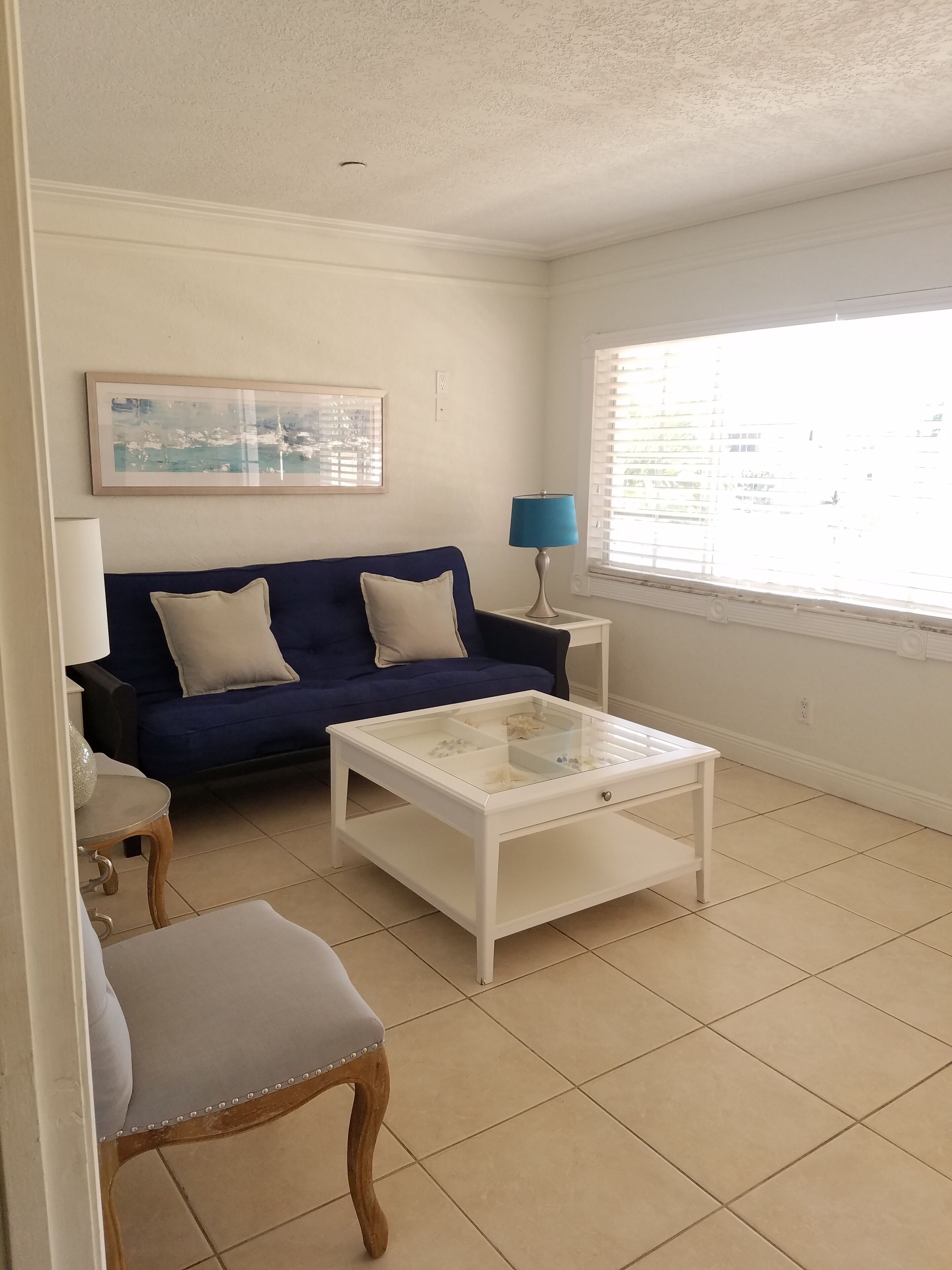 Suite, 1 kingsize bed, kitchenette | Woonkamer | Een flatscreentelevisie